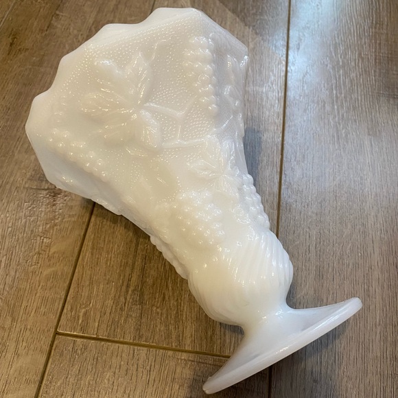 Grapevine milk glass - Picture 2 of 10